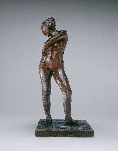 Dançarina Amarrando o Cordão de Suas Meias, c.1885-1890 (cera de abelha pigmentada, plastilina, armadura de metal, cortiça, sobre base de madeira) de Edgar Degas