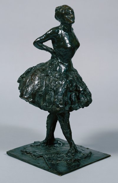 Dançarina de vestido casual, as mãos nos quadris, a perna direita para a frente, fundida c.1919-21 de Edgar Degas