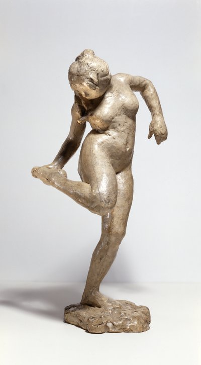 Bailarina a olhar para a sola do pé (gesso) de Edgar Degas