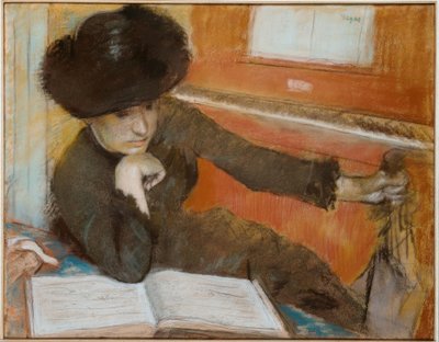 Mulher sentada na frente de um piano de Edgar Degas