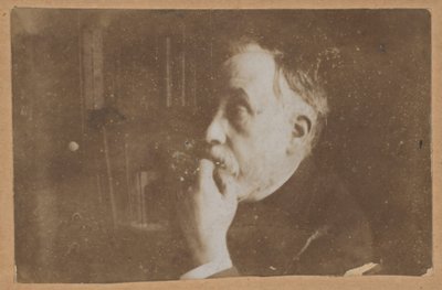 [Autorretrato na biblioteca (mão no queixo)] de Edgar Degas