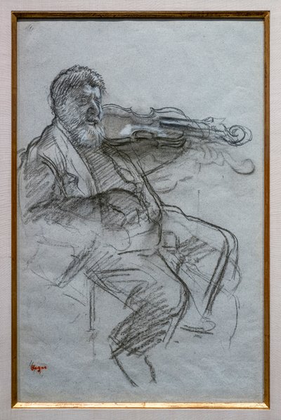 O violinista. 1879. Destaques de carvão vegetal e giz branco em papel azul-cinza. Boston, Museum of Fine Arts, William Francis Warden Fund. de Edgar Degas