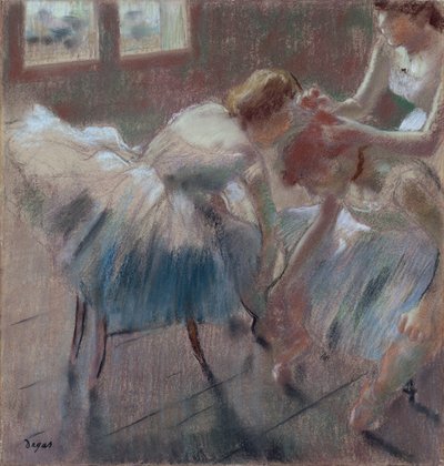 Três dançarinos se preparando para a aula, c.1880 (pastel em papel de cor bege) de Edgar Degas
