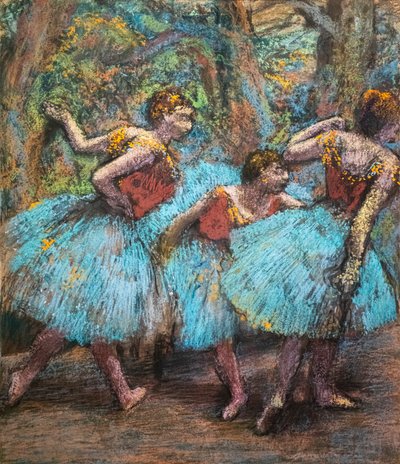 Três dançarinos (saias azuis, corpete vermelho). Por volta de 1903. Pastel sobre cola de papel sobre cartão. de Edgar Degas