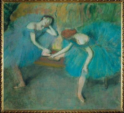 Dois bailarinos a descansar, ou Dois bailarinos em azul (pastel) de Edgar Degas