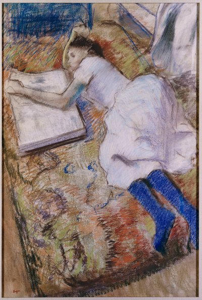 Moça esticada olhando para um álbum, c.1889 de Edgar Degas
