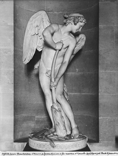 Cupido esculpindo seu arco do clube de Hércules, 1747-50 (ver também 346092) (mármore) de Edmé Bouchardon