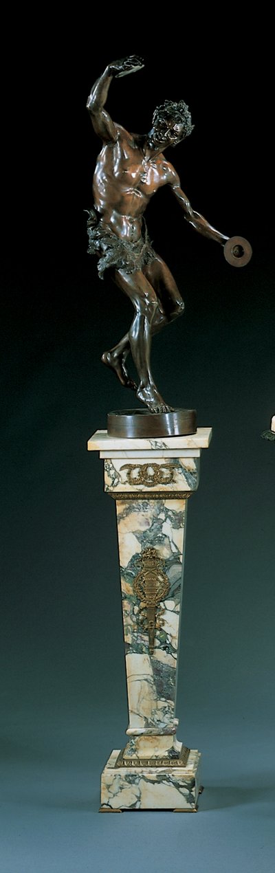 Elenco de acordo com um modelo de Goldscheider, modelado como um sátiro dançante tocando pratos de Edmund Klotz