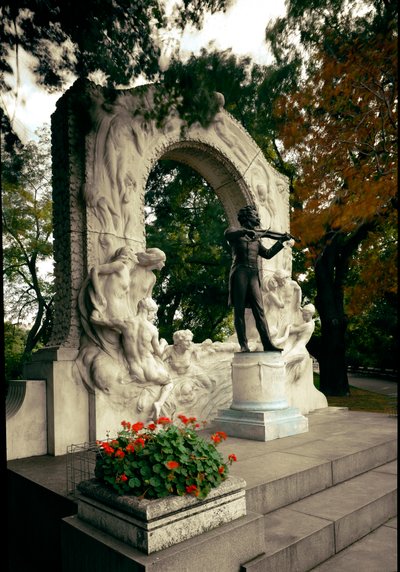 Monumento em homenagem ao compositor e maestro austríaco Johann Strauss II (ou Johann Strauss filho ou o jovem ou Johann Sebastian Strauss) (1825-1899). Escultura de Edmund von Hellmer (1850-1935). 1921. Viena, Stadtpark, Áustria de Edmund Ritter von Hellmer