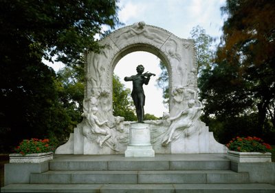 Monumento em homenagem ao compositor e maestro austríaco Johann Strauss II (ou Johann Strauss filho ou o jovem ou Johann Sebastian Strauss) (1825-1899). Escultura de Edmund von Hellmer (1850-1935). 1921. Viena, Stadtpark, Áustria de Edmund Ritter von Hellmer