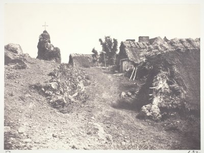 Casas de palha em Auvergne, com um calvário, 1852, impresso em 1978. de Édouard Baldus