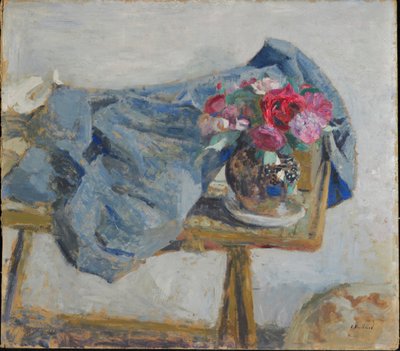 Rosas vermelhas e tecidos em uma mesa, 1900-1901. de Edouard Vuillard