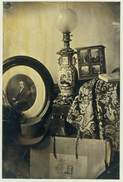 Natureza morta com retrato fotográfico de Asser, estereoscópio e portfólio de Eduard Isaac Asser
