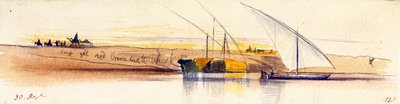 As margens do Nilo (Egito), com três gyassis, dois dos quais fortemente carregados de palha, ao fundo, personagens e animais são representados ao sol poente de Edward Lear