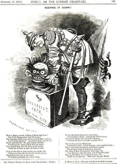 A fazer pouco barulho. Otto von Bismarck (1815-1898) Chanceler da Alemanha, tentando forçar o Valete do Socialismo a voltar para a sua caixa. As legendas dizem-lhe que cada acto de repressão é um elixir para o desejo humano de mais liberdade. Desenho anima de Edward Linley Sambourne