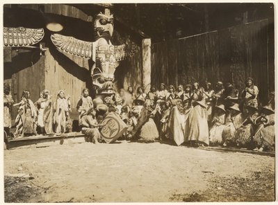 [Enfiada contra as paredes encontrava-se a multidão heterogénea de guerreiros e das suas esposas] de Edward S. Curtis