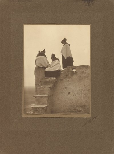 [Hopi, a observar os dançarinos] de Edward S. Curtis
