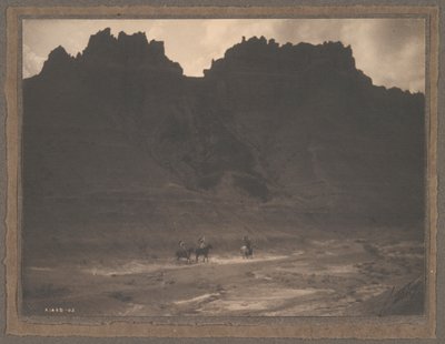 Na Sombra do Penhasco de Edward S. Curtis