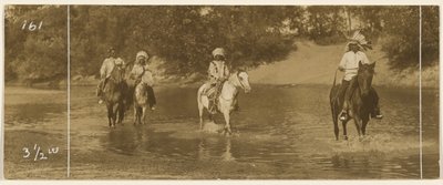 [Ciclistas num rio] de Edward S. Curtis