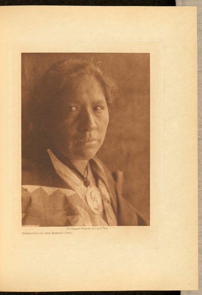 De pé sobre a terra - Oto de Edward S. Curtis