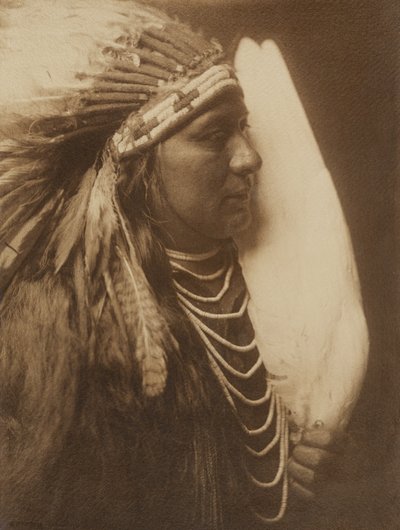 [Três Penas - Um Nativo Americano Nez Perce.] de Edward S. Curtis