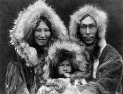 Um grupo familiar, Noatak, c.1929 (foto a p/b) de Edward Sheriff Curtis