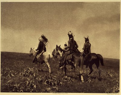 Uma incursão bem sucedida para cavalos. Os Apsaroke eram uma das tribos mais estrangeiras a temer e as suas histórias de pilhagem, mais ou menos importantes, já não são contadas. Foto tirada do volume 4 da enciclopédia publicada por Edward S. Curtis (1868- de Edward Sheriff Curtis