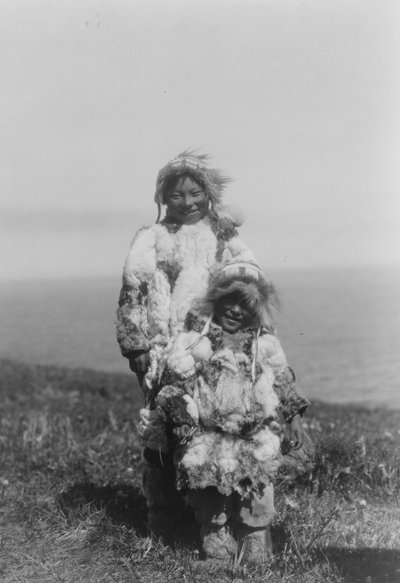 Uma criança pequena e um esquimó mais velho usando parkas de pele de pato, Ilha Nunivak, Alasca, c.1929 (foto a p/b) de Edward Sheriff Curtis