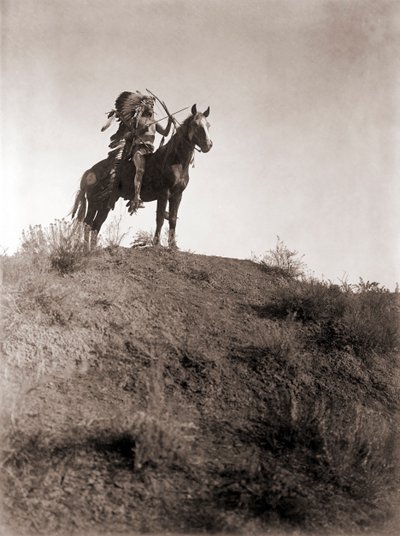 Absaroke Warrior on Horseback de Edward S. Curtis, c.1910 (impressão em prata) de Edward Sheriff Curtis