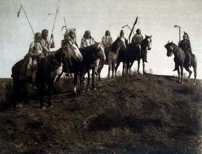 Índios americanos: apsaroke warrior on horseback de Edward Sheriff Curtis