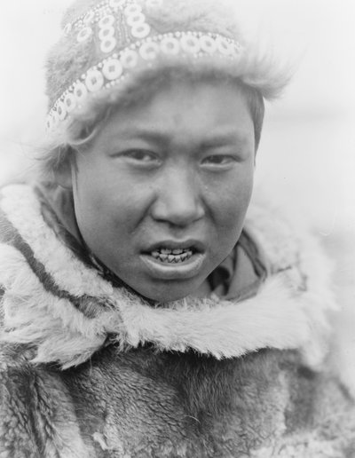 Um esquimó jovem de Hooper Bay, Alasca, c.1929 (foto a p/b) de Edward Sheriff Curtis
