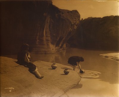 No Poço Velho de Acoma, c.1904 (orotone) de Edward Sheriff Curtis