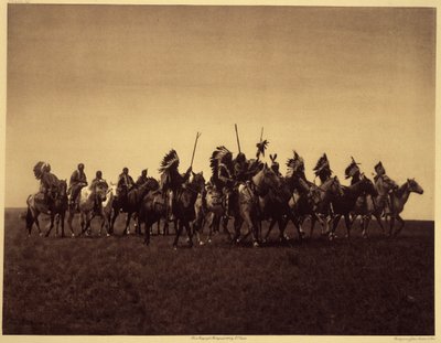 Festa de guerra de taxas. Um bando de Sioux Brules reencena uma rusga contra o inimigo. Foto tirada do volume 3 da enciclopédia de Edward S. Curtis (1868-1952) sobre os índios norte-americanos, com um prefácio de Theodore Roosevelt. Entre 1907 e 1930, fora de Edward Sheriff Curtis