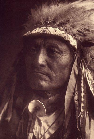 Crazy Thunder, um Sioux Teton (Oglala ou Ogalala) Foto do volume 3 da enciclopédia de Edward S. Curtis (1868-1952) sobre índios norte-americanos, com prefácio de Theodore Roosevelt. Entre 1907 e 1930, foram publicados 20 volumes. de Edward Sheriff Curtis