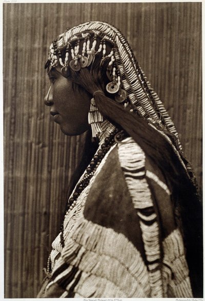 Índio da América: "Portrait of Indian Girl" Photography by American Edwards Curtis (1868-1952), século XX. La Rochelle, Museu do Novo Mundo de Edward Sheriff Curtis