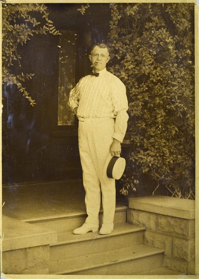 O meu pai E. Curtis, inventor do processo Gold Tone, na nossa casa em Seattle, Washington de Edward Sheriff Curtis