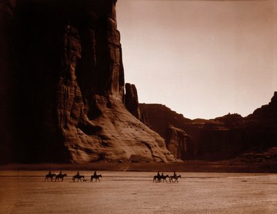 Navajo Riders by Edward S. Curtis, c.1904 (toned silver print) de Edward Sheriff Curtis