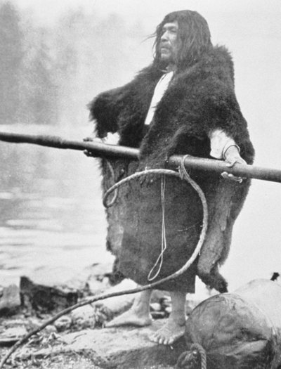 Índio Nootka com arpão baleeiro, c.1900 (foto a p/b) de Edward Sheriff Curtis