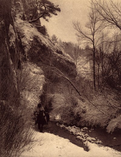 Passando o penhasco, cenário de Inverno. Índios Apsaroke cavalgando ao longo de um penhasco na neve no rio Pryor, Montana. Foto tirada do volume 4 da enciclopédia publicada por Edward S. Curtis (1868-1952) sobre os índios da América do Norte, com um prefác de Edward Sheriff Curtis