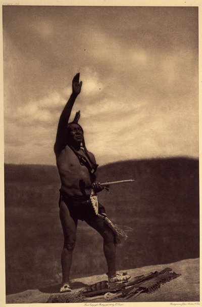 Invocação de Sioux. Os santuários são na maioria das vezes grandes rochas rolantes de pedra ou outras rochas que [...] foram carregadas com um significado mítico. Sacerdotes e senhores da guerra foram lá para invocar a ajuda de poderes sobrenaturais. O gra de Edward Sheriff Curtis