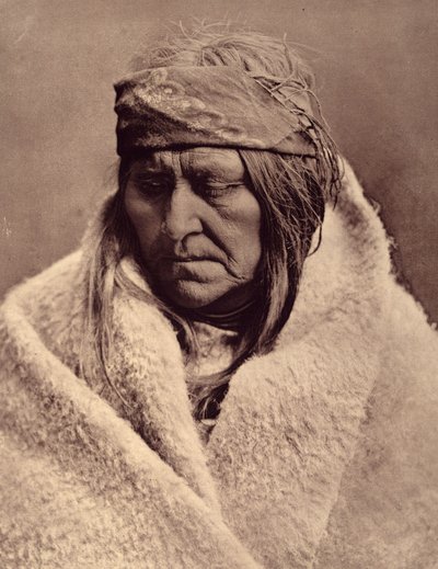 Dois ursos, mulher piegan. Quanto aos Piegans de hoje e de amanhã, teríamos de ser muito optimistas para encontrar esperança na sua situação actual. A promessa de uma vida melhor, que sempre lhes tinha sido feita pela civilização, era uma concha vazia. Fot de Edward Sheriff Curtis