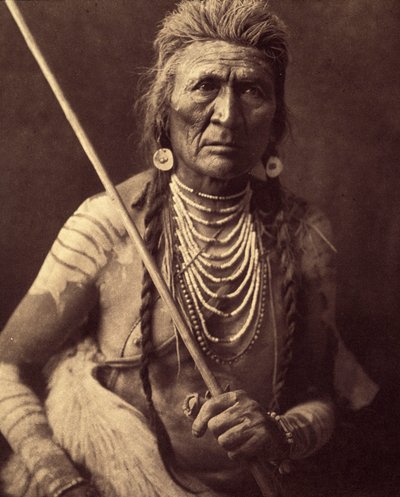 Wolf, Indian Apsaroke (Wolf - Apsaroke também por vezes escrito Absaroke) Foto tirada do volume 4 da enciclopédia publicada por Edward S. Curtis (1868-1952) sobre os índios da América do Norte, com um prefácio de Theodore Roosevelt. Entre 1907 e 1930, 2 de Edward Sheriff Curtis