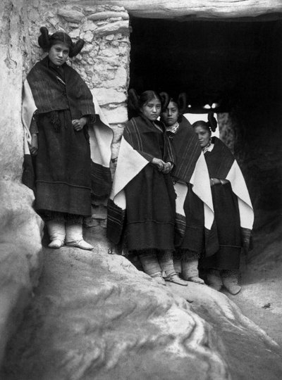jovens índios Hopi na aldeia de Walpi (Arizona) de Edward Sheriff Curtis