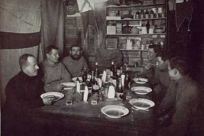 Os Homens, jantar do Dia do Solstício de Inverno, Expedição Antártica Britânica, Cabo Evans, 22 de junho de 1912 (foto p - b) de Edward W. Nelson