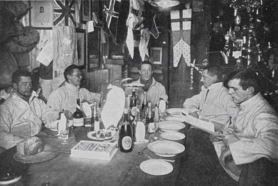 Jantar do solstício de inverno, 22 de junho de 1912 (foto p - b) de Edward W. Nelson
