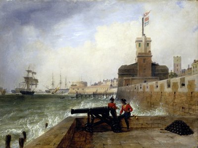 A Torre Semafórica à entrada do porto de Portsmouth (Inglaterra), na Plataforma de Salvação, com dois soldados sentados na muralha junto a um canhão, ao fundo, descrição da cidade e do cais com a torre redonda de Edward William Cooke