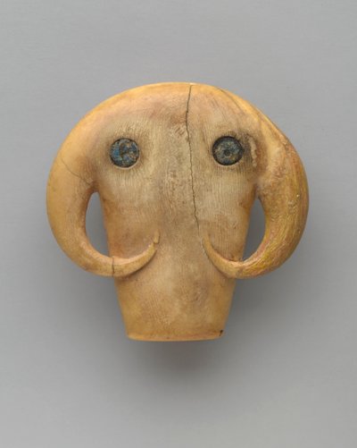Amuleto em forma de cabeça de touros, c.3500-3100 aC de Egyptian