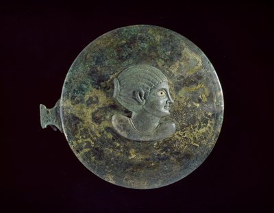 Espelho de bronze fundido com busto helenístico de mulher em relevo, 100 aC - 100 dC (bronze fundido com decoração incisa) de Egyptian
