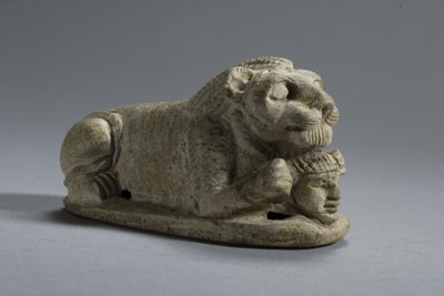 Tampa de um leão reclinado segurando uma cabeça, Napata-Meroe, Nubia superior (esteatita) de Egyptian
