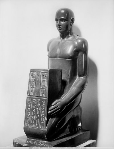 Estátua naoforosa de um homem (basalto) de Egyptian
